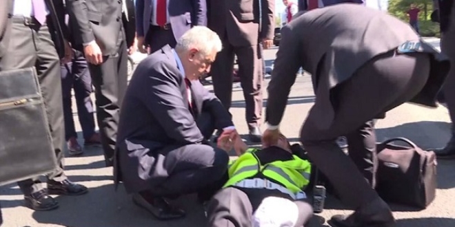 Binali Yıldırım trafik kazasını görünce konvoyu durdurdu