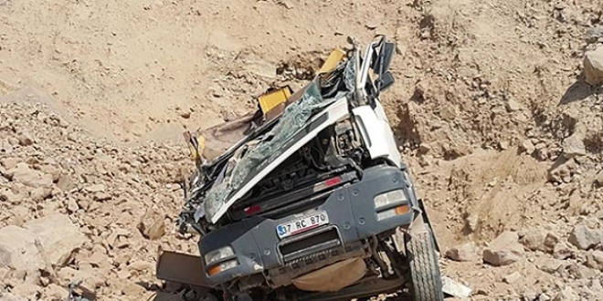 Hafriyat kamyonu devrildi: 1 l