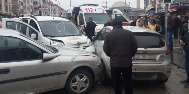 Ankara'da zincirleme trafik kazas�: 17 ara� birbirine girdi