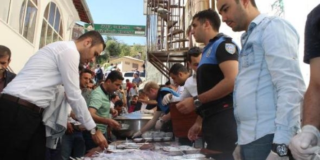 Hakkari'de polisten vatandaşlara aşure ikramı