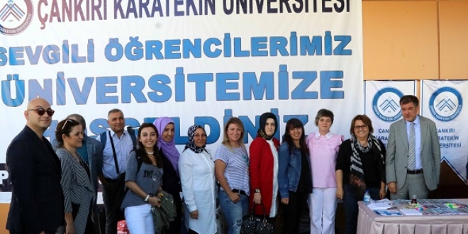 Yeni öğrencileri otogarda rektör karşıladı