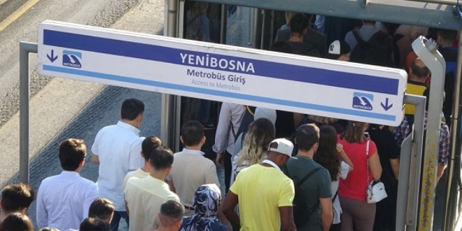 Metrobüs durağı kilitlendi!