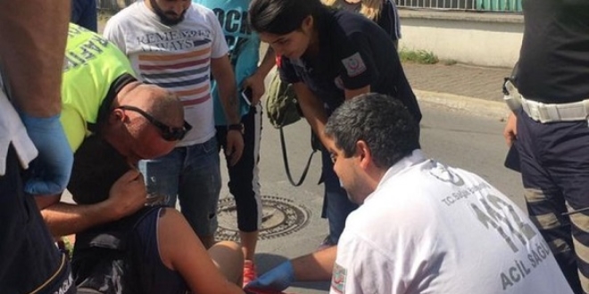 Yaralı çocuk annesi olmayınca ambulansa polisle binmek istedi