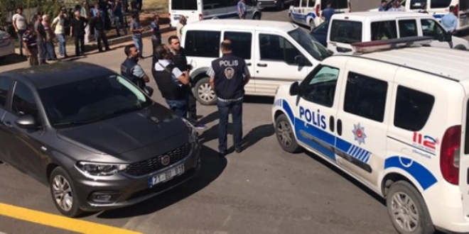 Hırsızlık için girdiği evde kadını rehin aldı