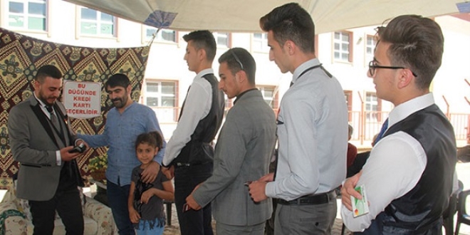 Düğünde takı için POS cihazı kullandılar