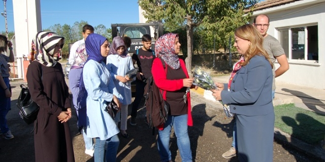 Turgut Özal Üniversitesi Rektörü öğrencileri güllerle karşıladı