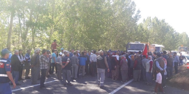 K�yl�lerden su i�in yol kapatma eylemi