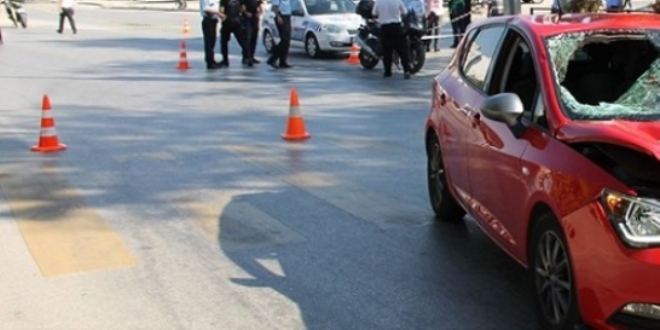 Yaya geçidinde otomobilin çarptığı genç hayatını kaybetti
