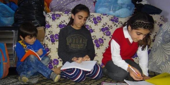 Sahibinin evden ��kard��� aile tek odada ya��yor