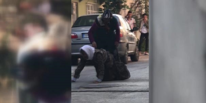 İnsafsız gelin, kaynanasını sokak ortasında dövdü