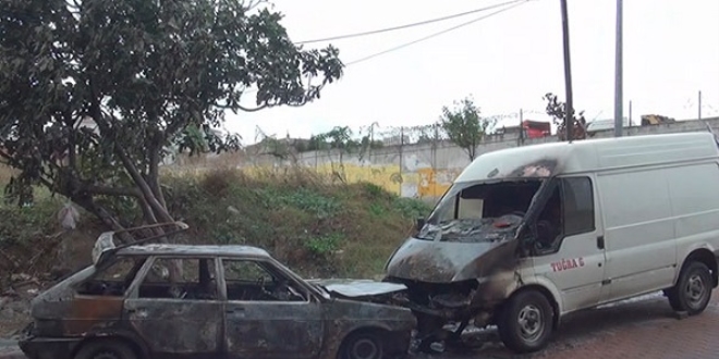 Sultangazi'de iki ara� alev alev yand�