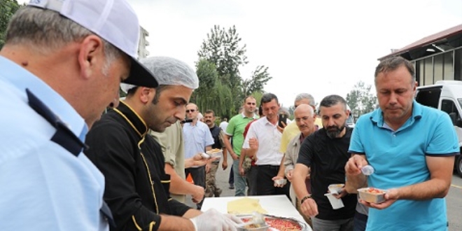 Polisten s�r�c� ve yolculara a�ure ikram�