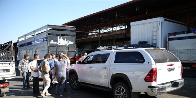 Adana'da park halindeki ara�tan 45 bin lira �al�nd�