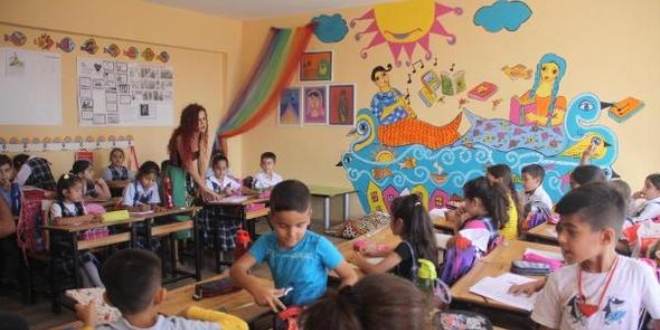 Masal kitabının içindeymiş gibi ders işliyorlar