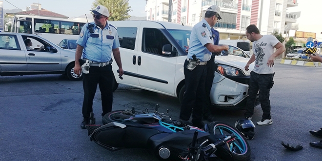 Aydın'da polis aracı ile motosiklet çarpıştı; 1 yaralı