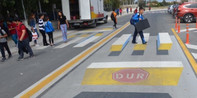 Okul önünde 3 boyutlu yaya geçidi