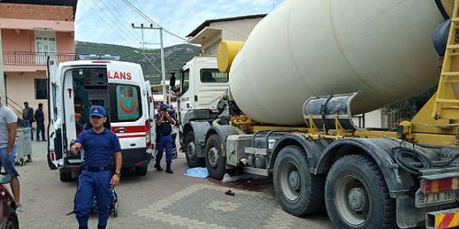 Beton mikserinin çarptığı kadın hayatını kaybetti