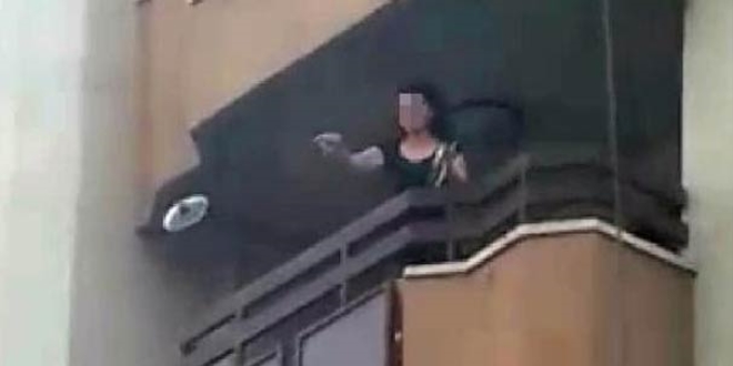 Öğretmen bunalım geçirdi, ne bulduysa balkondan attı