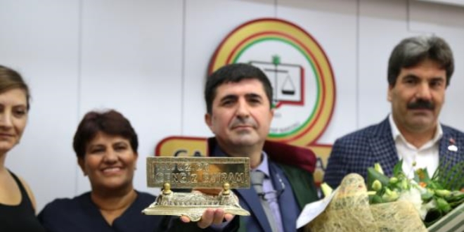 Önce doktor önlüğü sonra cübbe giydi