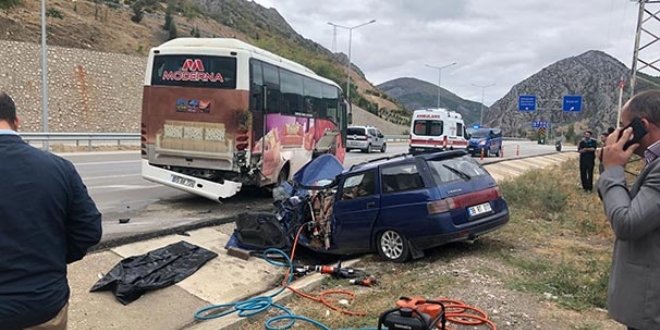 Amasya'da otomobil midibüse çarptı: 1 ölü, 1 yaralı