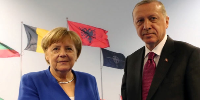 Cumhurbakan Erdoan'dan Merkel'e 69 kiilik terr listesi