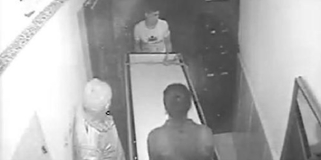 32 yerinden bıçaklayarak öldürdü, bazaya koyup binadan çıkardı