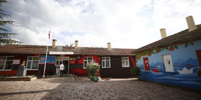 Köy okulunun duvarına sanatsal dokunuş