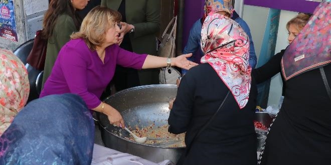 AK Parti Kadın ve Gençlik Kolları aşure dağıttı