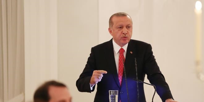 Erdoğan: Teröristler Almanya'da elini kolunu sallayarak dolaşmaktadır