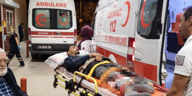 Tomruğun altında kalan gencin bacakları kırıldı