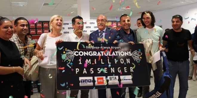 Havaliman�nda '1 milyonuncu yolcuya' �i�ekli kar��lama