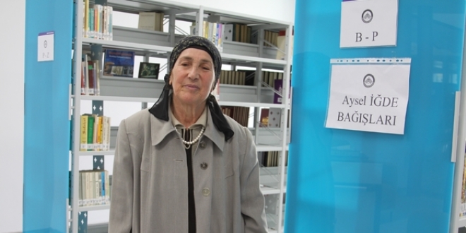 Emekli öğretmen kitaplarını bağışladı