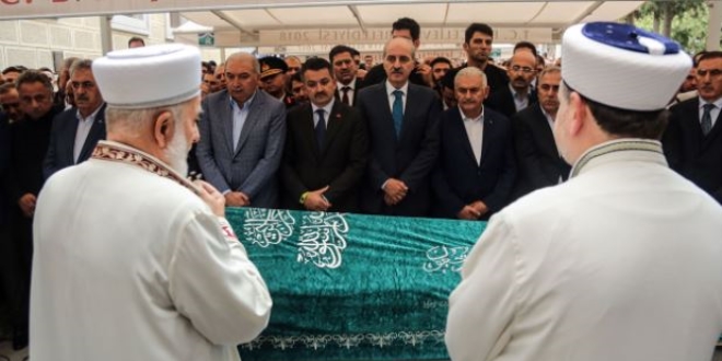 TOK� Ba�kan� Turan'�n babas� topra�a verildi