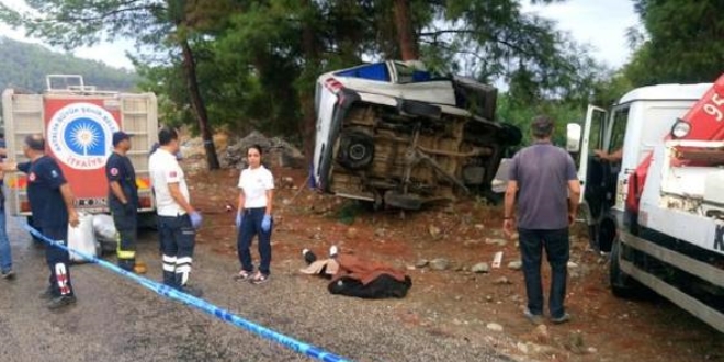 Antalya'da tur minibs devrildi: 3 l, 4 yaral