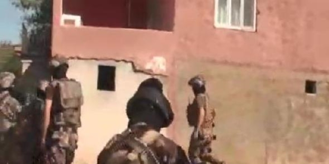 Mühendise ait ahırdan, kaçak silah ve uyuşturucu çıktı