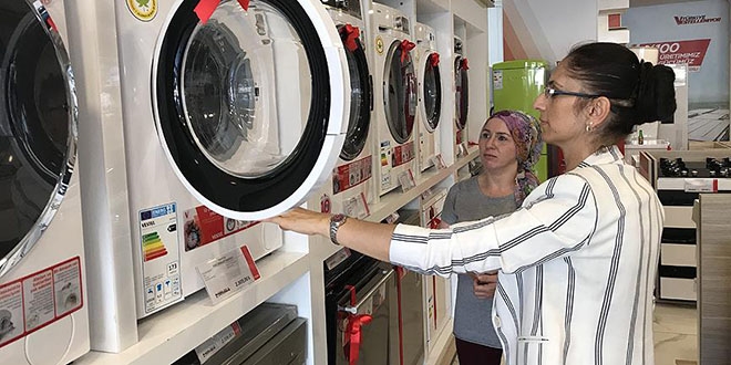 Evinde anne, tarlada çiftçi, iş yerinde patron