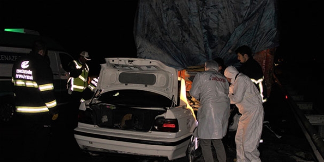 Otomobille kamyon çarpıştı: 3 ölü