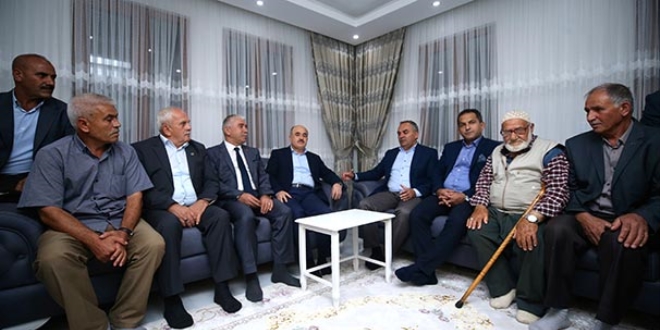 Vali, internet sitesine gelen mesaj �zerine k�z istemeye gitti