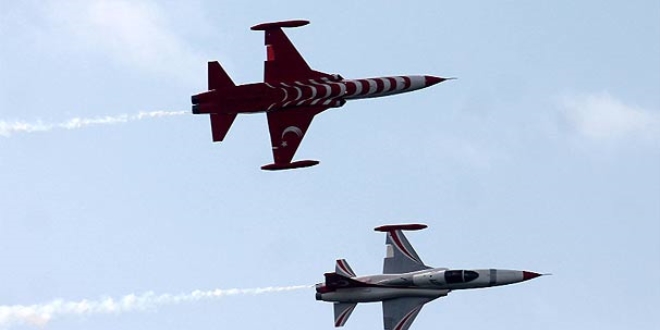 Türk Yıldızları'ndan Trabzon'da gösteri