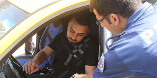 Alkollü taksici yol ortasına park etti polis bile ayıltamadı