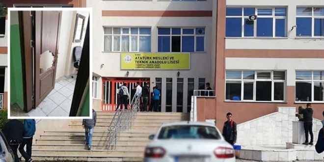 Lise kantinindeki parayı ve güvenlik kamerası kayıt cihazını çaldılar