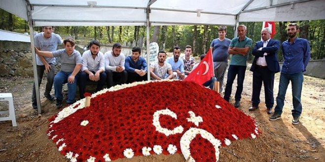 Şehidin mezarına karanfillerden Türk bayrağı yaptılar
