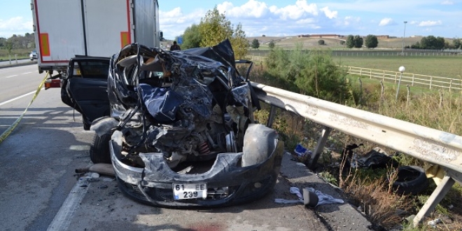 Bursa'da otomobille tır çarpıştı: 2 ölü, 3 yaralı