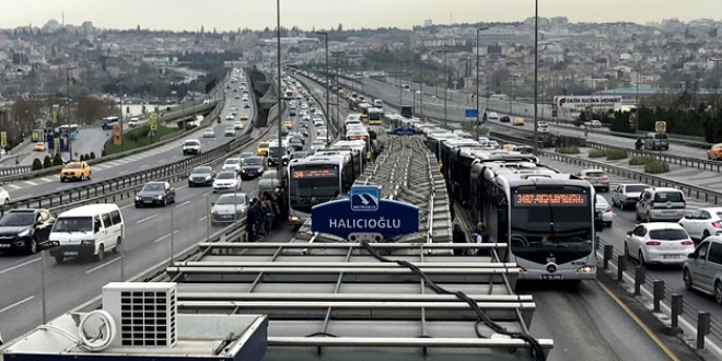 Metrobüs arızası yaptı, uzun kuyruklar oluştu