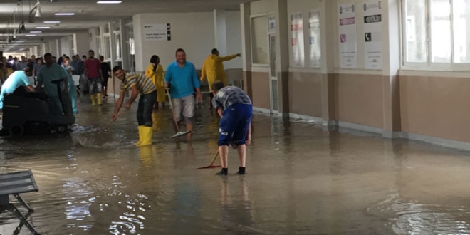 İzmir'deki sağanakta hastaneyi su bastı