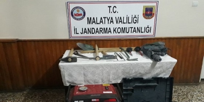 Malatya'da kaçak kazı yapan 3 kişiye suçüstü