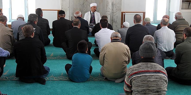 Camide imam sokakta 'bağımlılık savaşçısı'