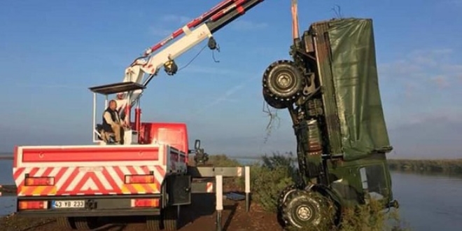 Askeri araç Meriç Nehri'ne devrildi: 2 asker yaralı
