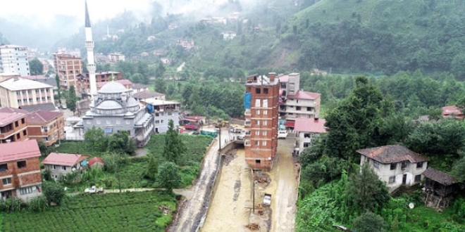 Rize'de dere yatağındaki 7 katlı apartmanın yıkımına başlandı