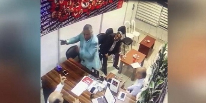 Belediye başkanı, ilçe başkanına silah çekti